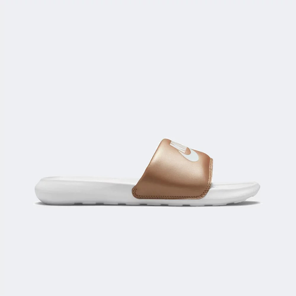 CHINELO NIKE VICTORI ONE DOURADO