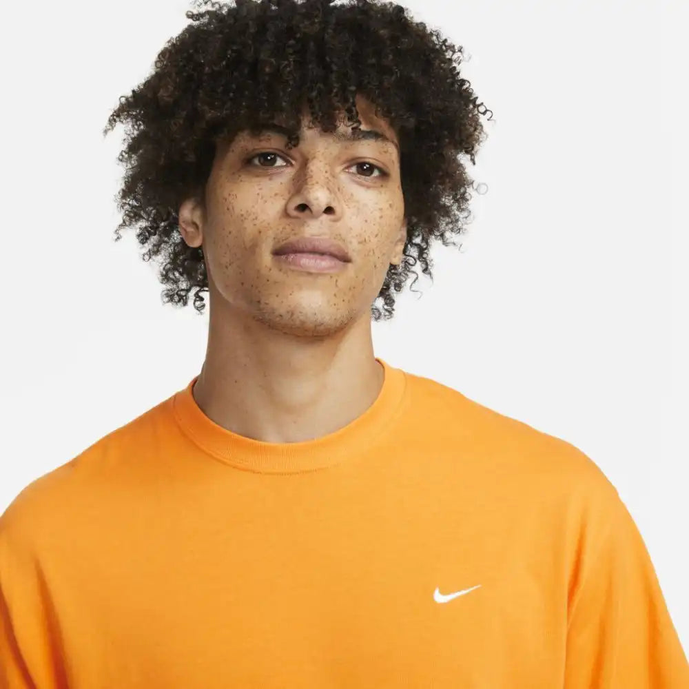 CAMISETA NIKE MINI SWOOSH - LARANJA
