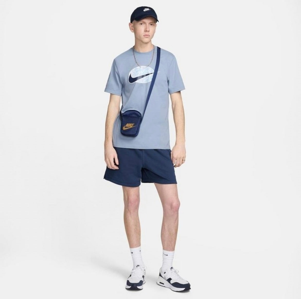 CAMISETA NIKE SPORTSWEAR SWOOSH - AZUL