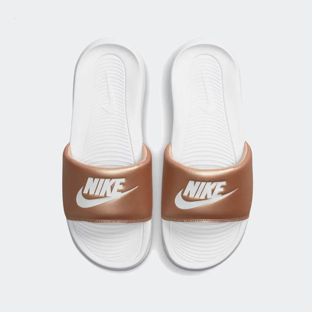 CHINELO NIKE VICTORI ONE DOURADO