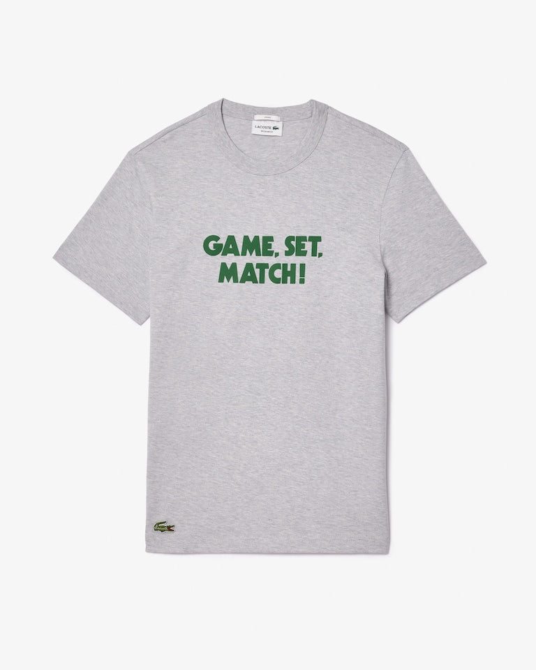 CAMISETA LACOSTE COM SLOGAN EFEITO PIQUÉ - UNISEX
