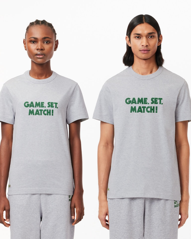CAMISETA LACOSTE COM SLOGAN EFEITO PIQUÉ - UNISEX