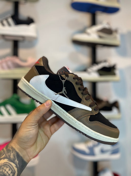 NIKE AIR JORDAN 1 LOW TRAVIS SCOTT - MARROM