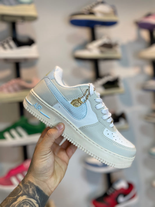 NIKE AIR FORCE 1 FEMININO - AZUL PINGENTE