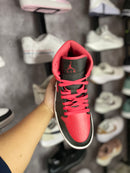 TENIS NIKE AIR JORDAN 1 MID “ALTERNATE BRED” - PRETO/VERMELHO
