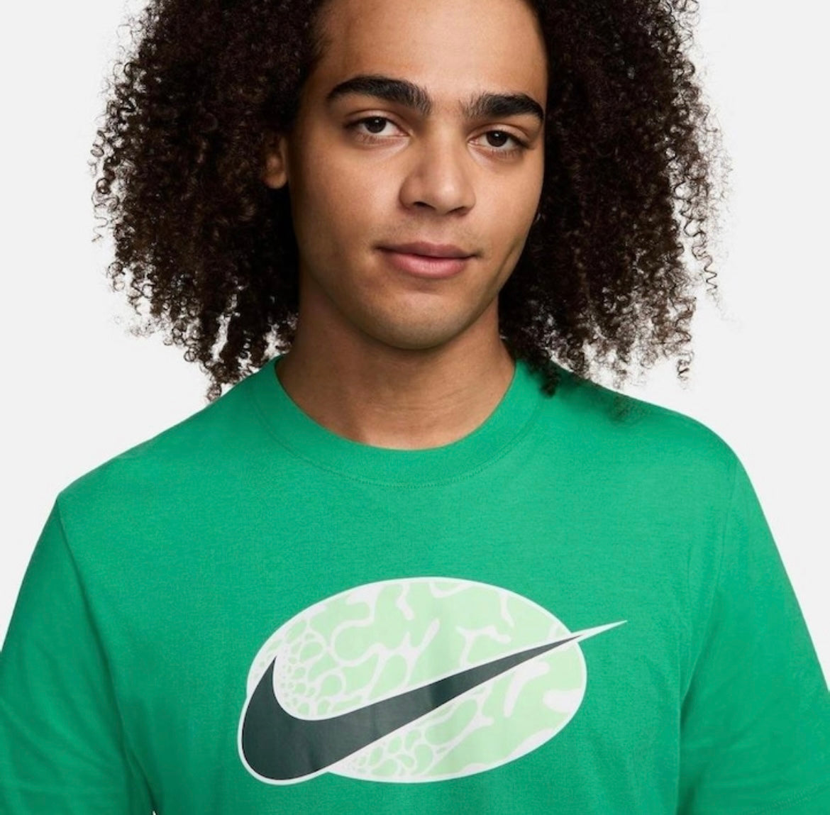 CAMISETA NIKE SPORTSWEAR SWOOSH - VERDE