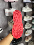 TENIS NIKE AIR JORDAN 1 MID “ALTERNATE BRED” - PRETO/VERMELHO