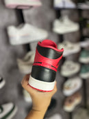 TENIS NIKE AIR JORDAN 1 MID “ALTERNATE BRED” - PRETO/VERMELHO