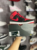 TENIS NIKE AIR JORDAN 1 MID “ALTERNATE BRED” - PRETO/VERMELHO