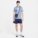 CAMISETA NIKE SPORTSWEAR SWOOSH - AZUL