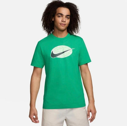 CAMISETA NIKE SPORTSWEAR SWOOSH - VERDE