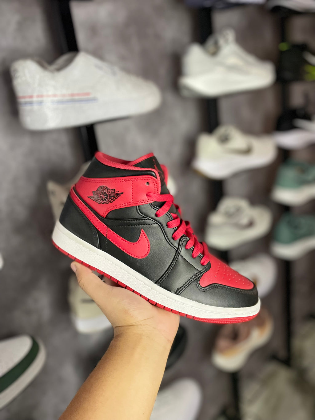 TENIS NIKE AIR JORDAN 1 MID “ALTERNATE BRED” - PRETO/VERMELHO