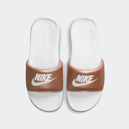 CHINELO NIKE VICTORI ONE DOURADO