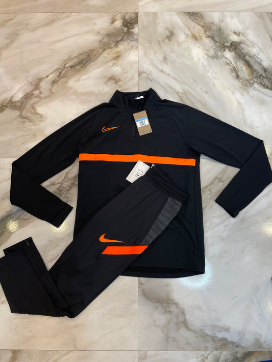 CONJUNTO NIKE TRACKSUIT - PRETO/LARANJA