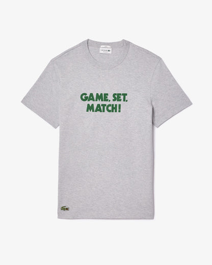 CAMISETA LACOSTE COM SLOGAN EFEITO PIQUÉ - UNISEX